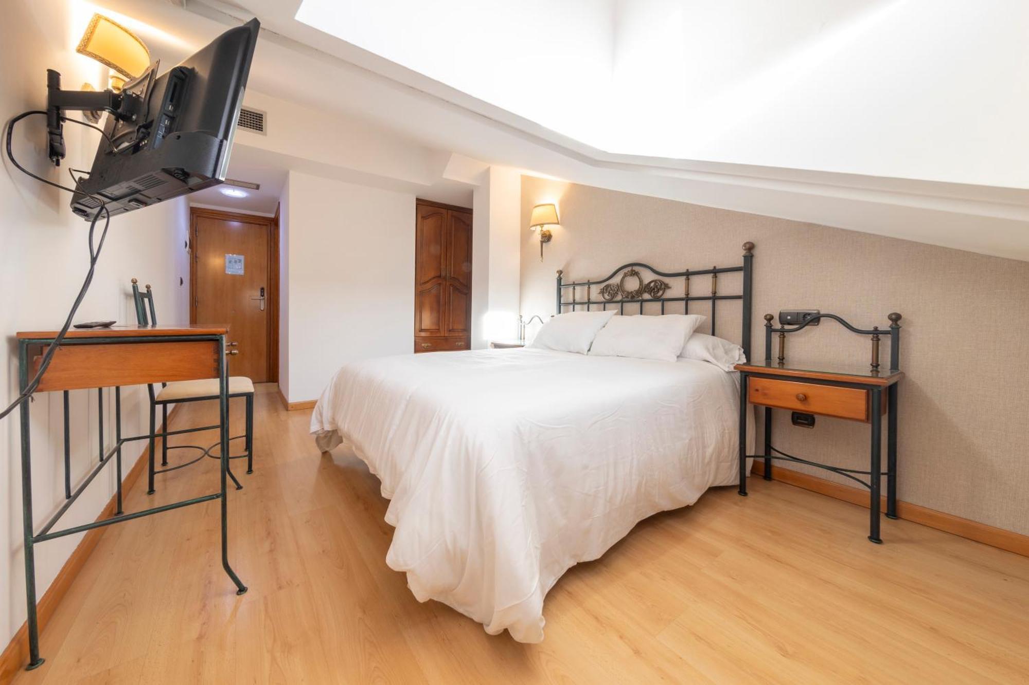 Hostal Sin Recep24H Puerta De La Villa - Pet Friendly & Restaurante الماثان المظهر الخارجي الصورة