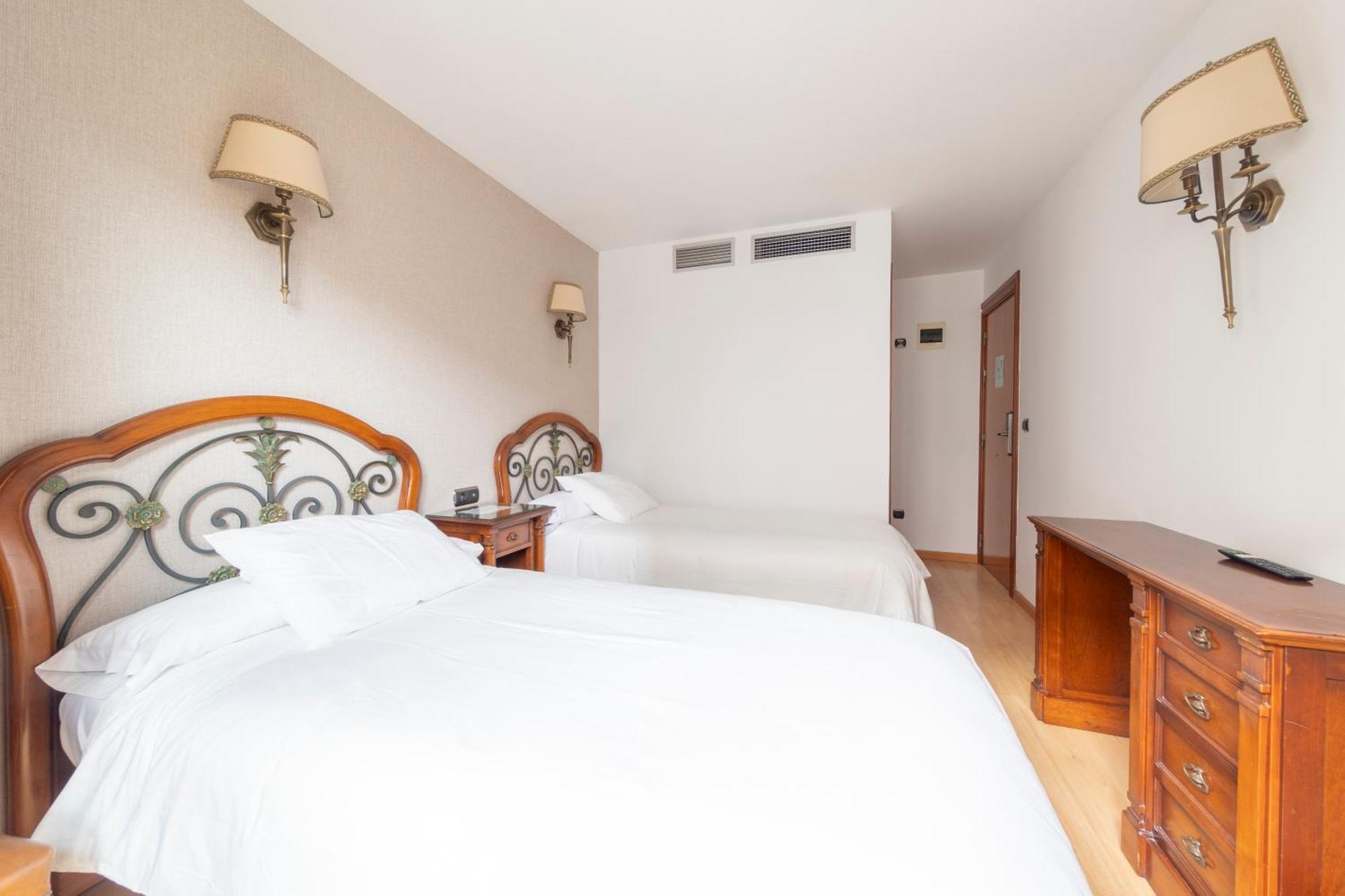 Hostal Sin Recep24H Puerta De La Villa - Pet Friendly & Restaurante الماثان المظهر الخارجي الصورة
