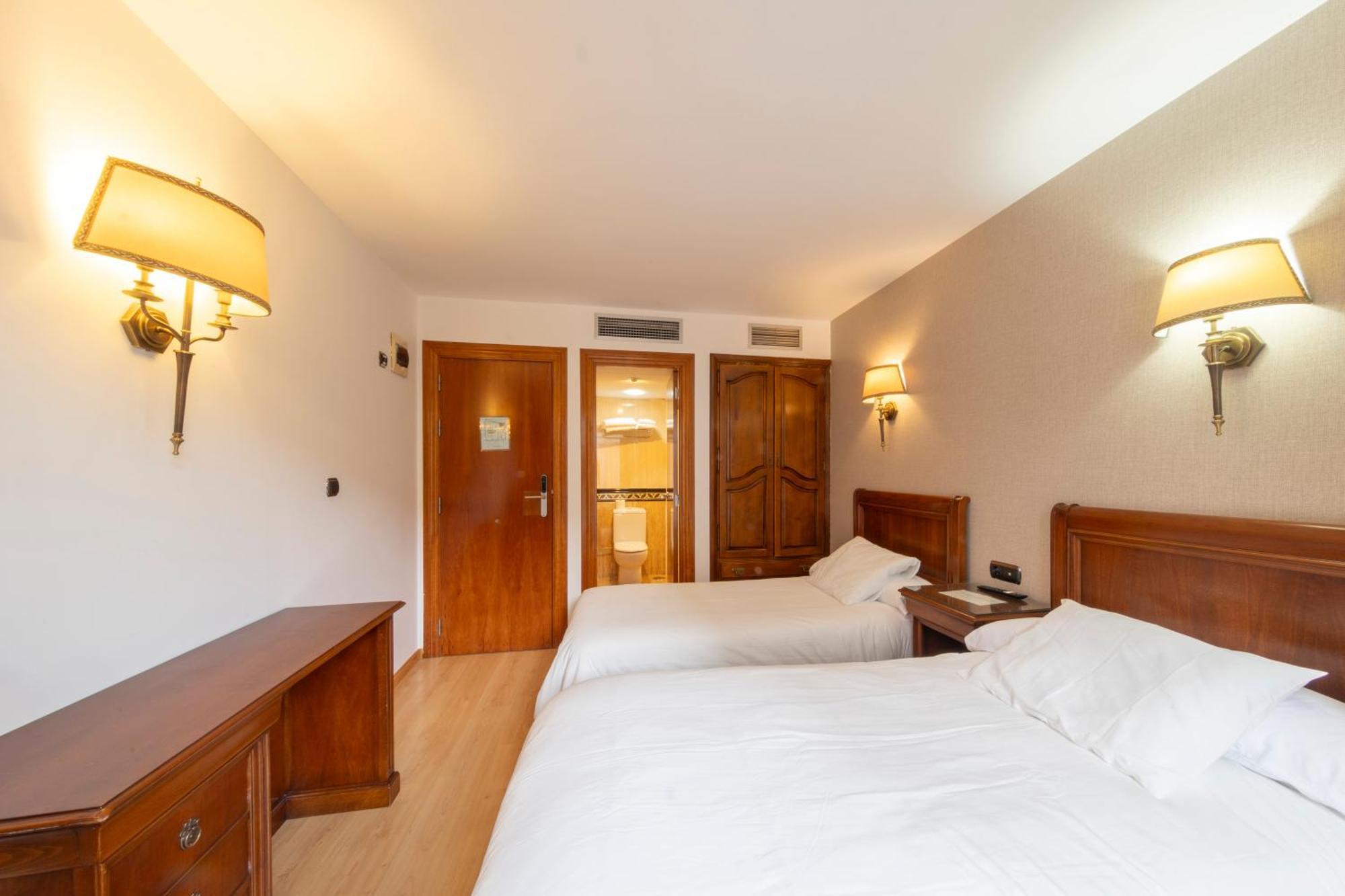 Hostal Sin Recep24H Puerta De La Villa - Pet Friendly & Restaurante الماثان المظهر الخارجي الصورة